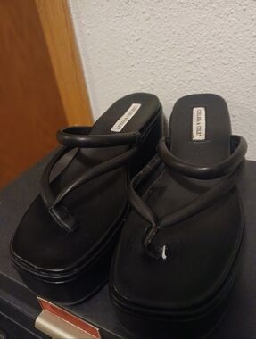 Chelsea & Violet Black Leather Platform Thong Sandals Wedge Heels Women's Size 8